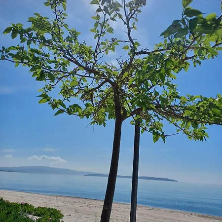 Semesterbostad Private Sea Front Platan *
