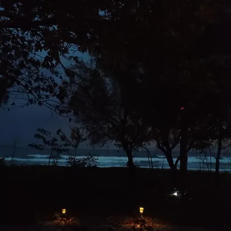 Semesterbostad Private Sea Front Platan